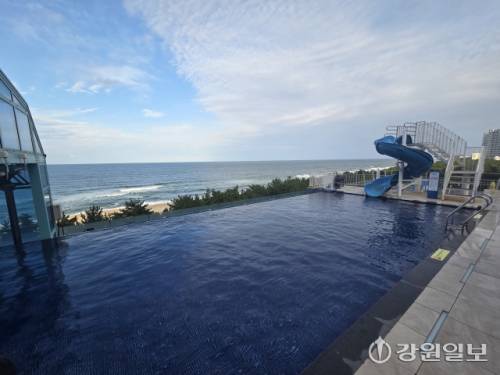 ◇지난 22일 재개장한 세인트존스호텔 수영장 파인 인피니티풀. 강릉=권순찬기자