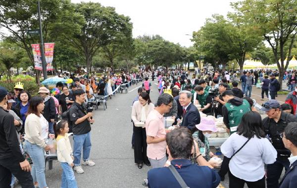 행사장 떡 나눔 모습.