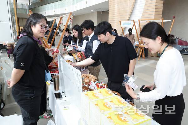 한국석유공사가 23일과 24일 울산 본사에서 지역 소상공인 판로 확대 지원을 위한 플리마켓 행사 '동행'을 진행하고 있다. 한국석유공사 제공