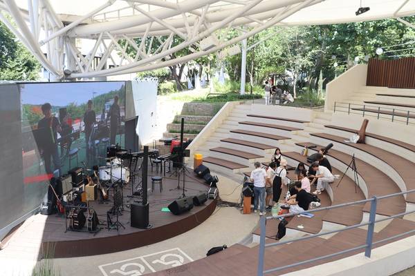 대구시 중구 김광석길 콘서트홀에서 공연팀이 공연 준비를 하고 있다. /조재영 기자