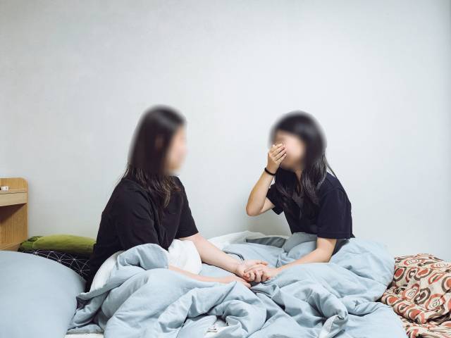 이다빈(20·가명, 왼쪽) 씨는 어머니의 대출 강요와 생활고를 못 이겨 독립을 선언한 재작년 이후 아르바이트를 하며 동생 이다현(12·가명, 오른쪽) 양을 혼자 키우고 있다. 김지효 기자