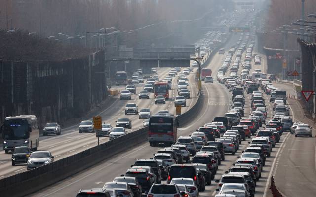 올해 설날인 1월 29일 오전 서울 서초구 잠원IC 인근 경부고속도로 상(왼쪽)·하행선 위로 차량이 지나는 모습. 연합뉴스