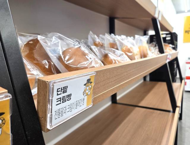 최근 판매가 1천원을 강조하는 빵집 수가 급격히 늘어난 추세다. 21일 오후 대구 달서구의 한 저가형 빵집 프랜차이즈에 빵 제품이 진열돼 있다. 정은빈 기자