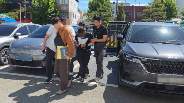 경찰이 전세 사기를 저지른 후 잠적한 50대 건물주 A 씨를 붙잡아 이송 중이다. 김현우 기자