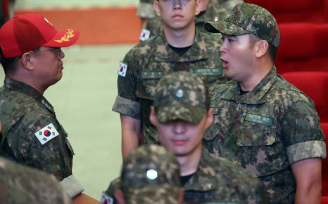 이재용 삼성전자 회장의 장남 이지호 씨가 23일 오전 경남 창원시 진해구 해군사관학교 웅포 강당에서 열린 '제139기 해군 사관후보생 입교식' 종료 후 대대장과 악수하며 "사관후보생 이지호 포기하지 않겠습니다"라고 말하고 있다. 이씨를 포함한 139기는 지난 15일 입영해 보급품 수령, 신체검사 등 1주일간 가입교 기간을 거쳤고, 11주간의 훈련 기간을 포함해 총 39개월 군 생활을 한다. 연합뉴스