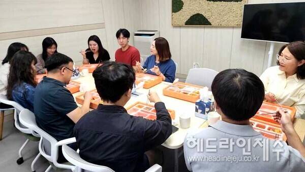 서귀포시 복지위생국 직원들이 도시락토클 활용해 민원친절 응대 노하우를 공유하고 있다.