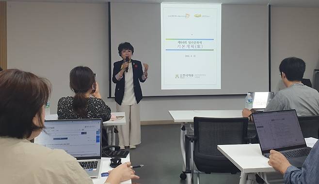 김선영 제주예총 회장이 23일 오전 제주문화예술재단 건물 2층 회의실에서 제64회 탐라문화제 내용을 기자들에게 소개하고 있다.