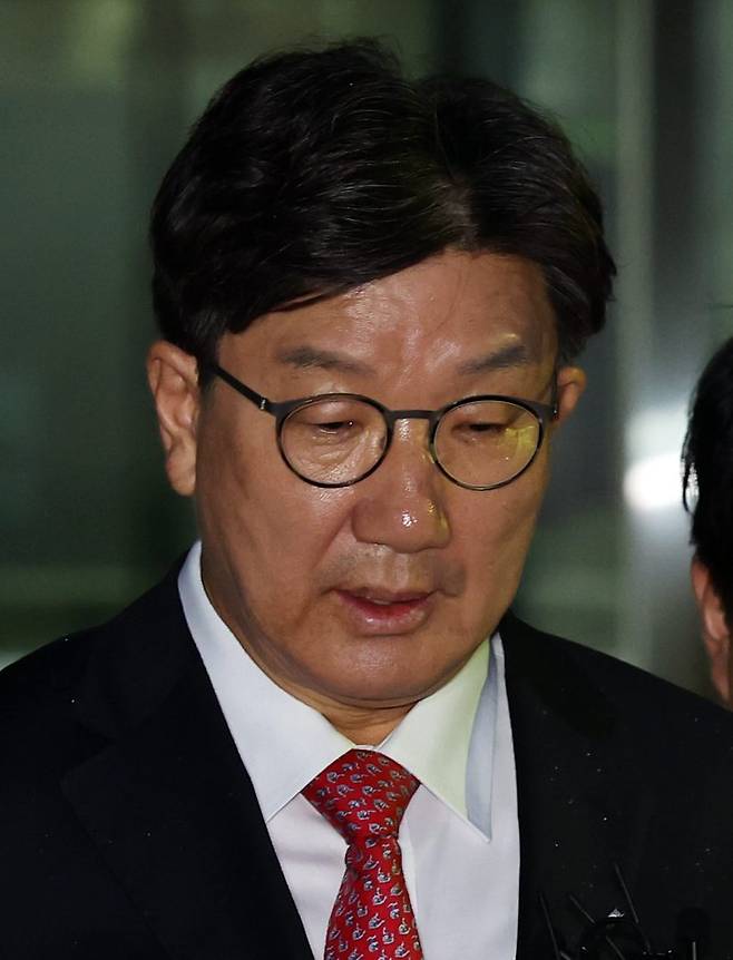 전직 통일교 간부에게 불법 정치자금을 수수한 혐의를 받는 권성동 국민의힘 의원이 16일 서울 서초구 서울중앙지법에서 구속 전 피의자 심문(영장실질심사)을 마친 뒤 대기 장소인 서울구치소로 향하고 있다. 사진=뉴시스