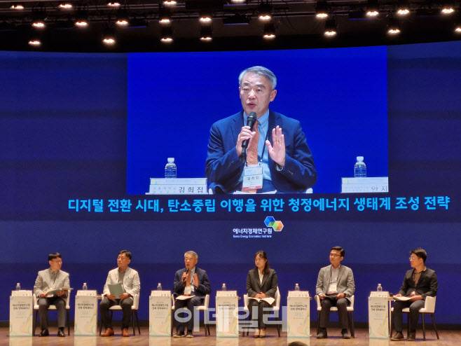 김희집 서울대 초빙교수가 에너지경제연구원 개원 39주년 연례정책세미나의 ‘디지털 전환시대, 탄소중립 이행을 위한 청정에너지 생태계 조성 전략’ 주제의 토론회 좌장을 맡아 진행하고 있다. 사진 왼쪽부터 김현구 에너지기술연구원 재생에너지연구소장, 안병직 전력거래소 시장혁신처장, 김 교수, 안지영 에너지경제연구원 수소경제연구단 연구위원, 전우영 서울과학기술대 인문사회교양학부 교수, 한상진 한국수력원자력 원자력수소융복합센터장 모습. (사진=최훈길 기자)