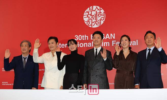 [이데일리 스타in 노진환 기자] 박찬욱 감독(왼쪽부터), 배우 이병헌, 손예진, 박휘순, 염혜란, 이성민이 17일 부산 해운대구 영화의전당에서 제30회 부산국제영화제(BIFF) 개막작 ‘어쩔수가없다’ 기자회견에 참석, 포즈를 취하고 있다.