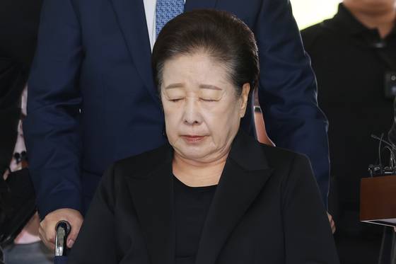 윤석열 정권과 통일교가 연관된 '정교유착' 의혹을 받는 한학자 통일교 총재가 22일 서울중앙지법에서 구속 전 피의자 심문(영장실질심사)을 받기 위해 출석하고 있다. 〈사진=연합뉴스〉