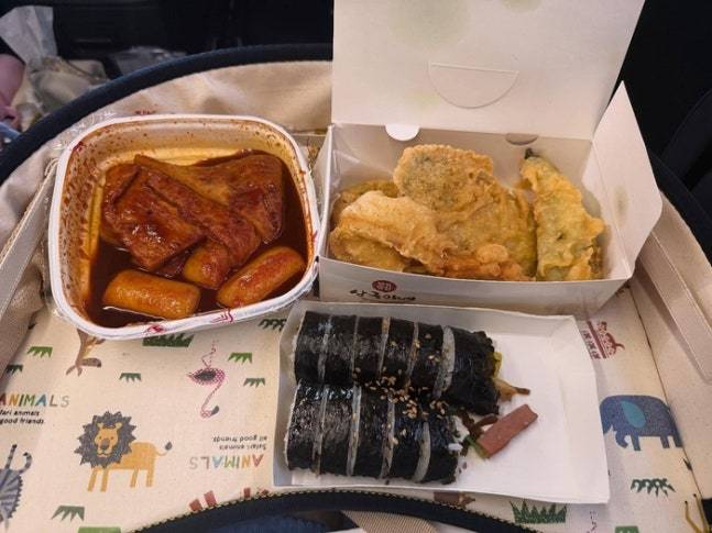 떡볶이의 떡과 어묵은 탄수화물이 많아 칼로리가 높다. 튀김, 순대, 김밥 등을 세트로 먹는 습관도 다이어트에 좋지 않다.  [사진=손예진 SNS]