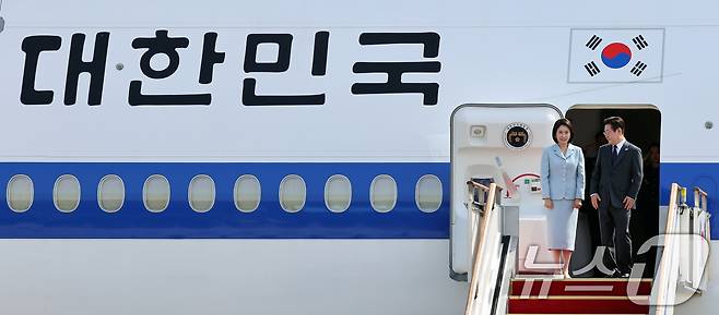 이재명 대통령과 부인 김혜경 여사가 미국 뉴욕에서 열리는 제80차 유엔총회 참석을 위해 22일 오전 경기도 성남 서울공항을 통해 출국하고 있다. 2025.9.22/뉴스1 ⓒ News1 황기선 기자