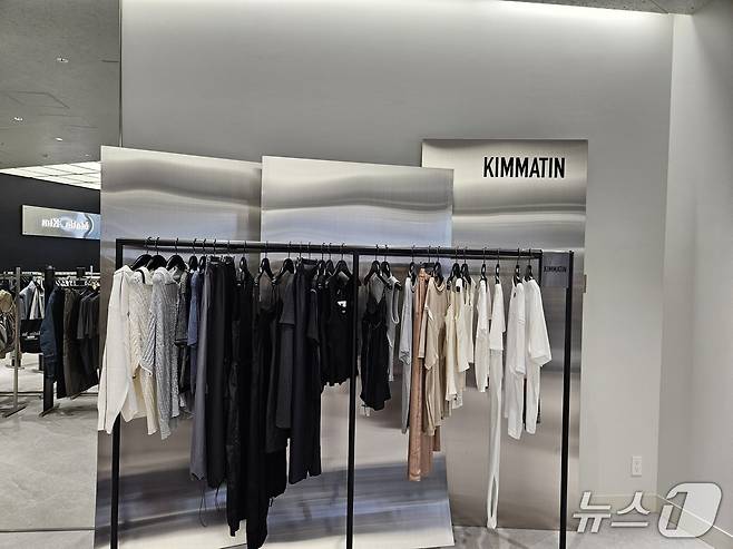 마뗑킴 시부야점 내부 모습. 마뗑킴의 프리미엄 라인인 킴마틴 제품이 전시돼 있다.ⓒ 뉴스1/김진희 기자.
