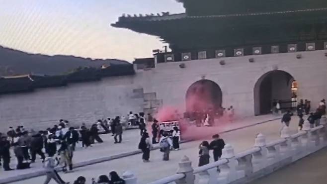 경복궁 외곽 돌발상황