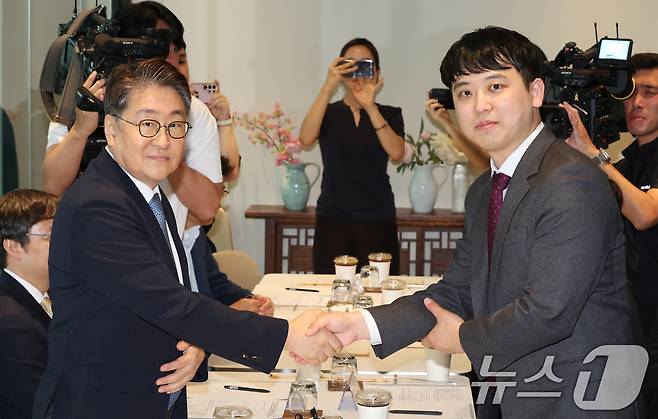 지난달 26일 오후 서울 중구 서울역 내 한 음식점에서 열린 대한전공의협의회와 대한수련병원협의회의 간담회에서 김원섭 대한수련병원협의회 회장(왼쪽)과 한성존 대한전공의협의회 비상대책위원장이 악수 하고 있다. /뉴스1 ⓒ News1 장수영 기자