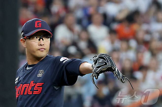 23일 대전 한화생명볼파크에서 열린 '2025 신한 SOL 뱅크 KBO리그' 프로야구 한화 이글스와 롯데 자이언츠 경기에서 롯데 박세웅이 투구하며 야수들에게 사인을 보내고 있다. 2025.5.23/뉴스1 ⓒ News1 김기남 기자