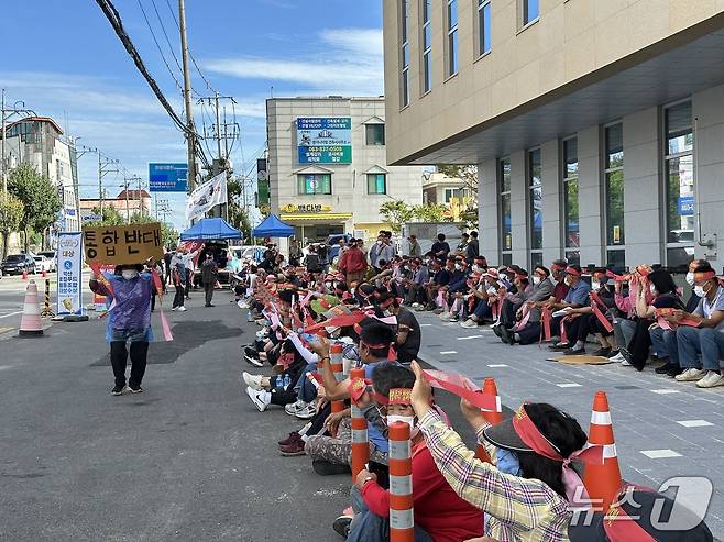 23일 오전 익산로컬푸드협동조합원 100여명이 익산시청 앞에서 기자회견을 열고 있다.2025.9.23/뉴스1 장수인 기자
