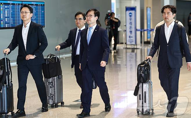 여한구 산업부 통상교섭본부장이 6월 22일 미국과의 통상 협의를 위해 인천국제공항 제2터미널을 통해 출국하기 위해 이동하고 있다. 2025.6.22/뉴스1 ⓒ News1 김도우 기자