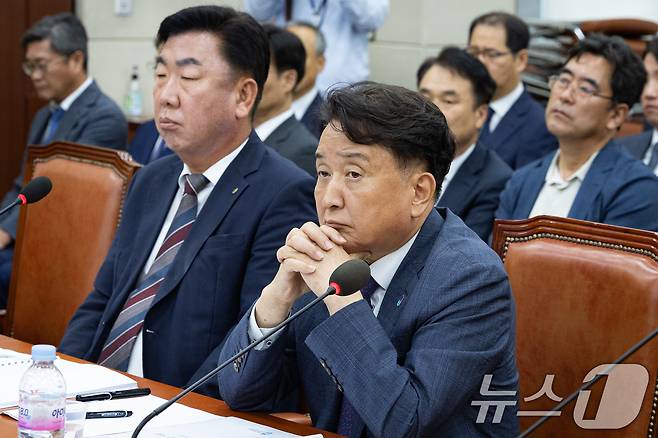 김영환 충북도지사가 23일 서울 여의도 국회에서 열린 제429회 국회(정기회) 행정안전위원회의 오송 지하차도 참사 진상규명과 재발방지 대책마련을 위한 국정조사 청문회에 출석해 의원 질의를 듣고 있다. 2025.9.23/뉴스1 ⓒ News1 유승관 기자