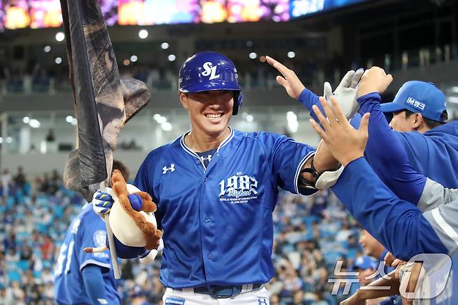 23일 오후 대구 수성구 삼성라이온즈파크에서 열린 프로야구 '2025 신한 SOL뱅크 KBO 리그' 두산 베어스와 삼성 라이온즈 경기, 6회말 삼성 6번타자 이성규가 좌월 1점 홈런을 때려 경기를 역전시킨 뒤 기뻐하고 있다. 2025.9.23/뉴스1 ⓒ News1 공정식 기자