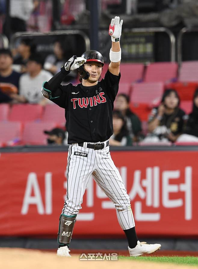 LG 신민재가 18일 수원케이티위즈파크에서 열린 2025 KBO리그 KT와의 더블헤더 2차전 2회초 2사 2-3루 상황에서 KT 선발 패트릭을 상대로 2타점 적시타를 치고 세리머니를 하고 있다. 수원 | 박진업 기자 upandup@sportsseoul.com