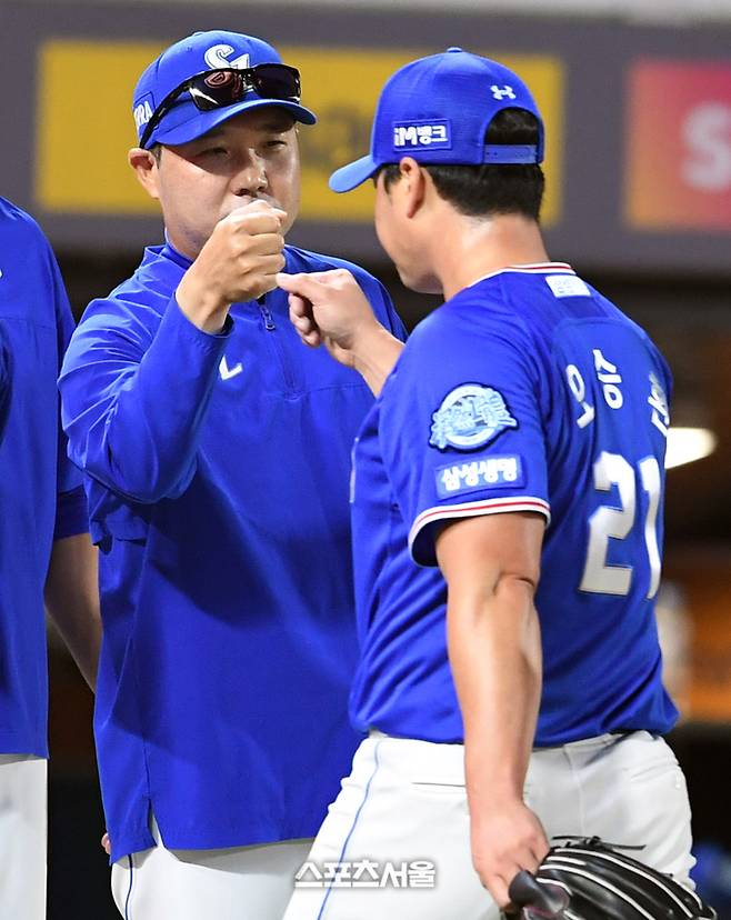 삼성 라이온즈 박진만 감독(왼쪽)이 31일 인천 SSG랜더스필드에서 열린 2023 KBO리그 SSG전에서 3-2로 승리한 뒤 세이브를 기록한 오승환과 하이파이브를 하고 있다.  문학 | 박진업기자 upandup@sportsseoul.com