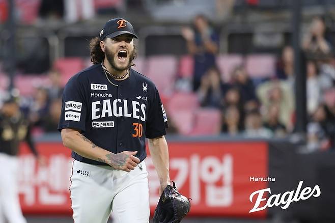 한화 폰세가 20일 수원케이티위즈파크에서 열린 2025 KBO리그 정규시즌 KT전에서 이닝을 마친 후 포효하고 있다. 사진 | 한화 이글스