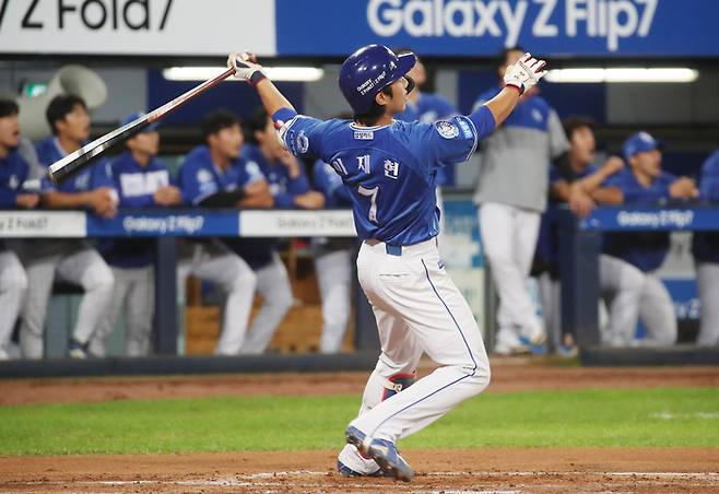 삼성 이재현이 23일 대구삼성라이온즈파크에서 열린 2025 KBO리그 두산과 경기에서 3회말 추격하는 투런포를 터뜨리고 있다. 사진 | 대구=연합뉴스