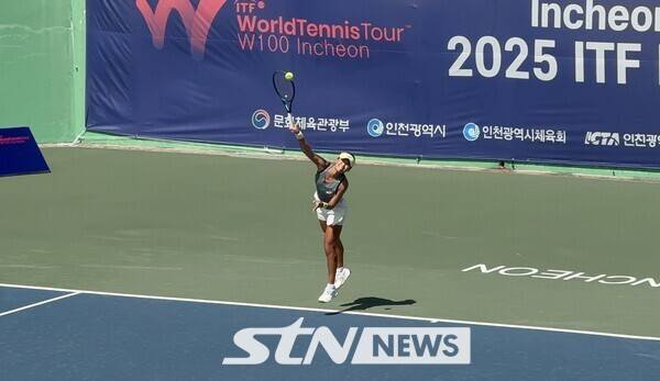 구연우가 23일 인천에 위치한 열우물 테니스장 센터코트에서 열린 '2025 국제테니스연맹(ITF) KMJ 아트갤러리컵 인천 여자국제테니스투어' 32강 경기를 치르고 있다. /사진(인천)=강의택 기자