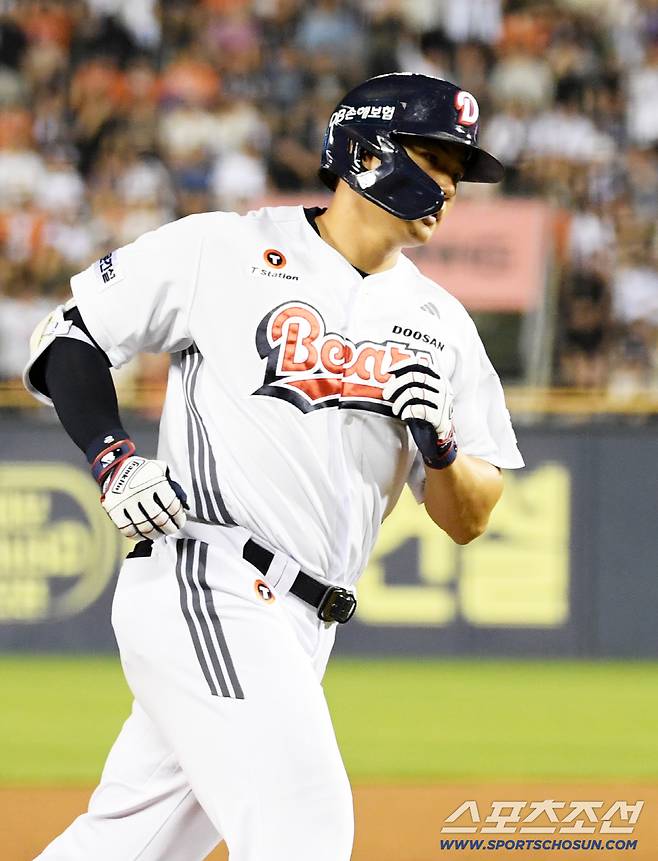 24일 잠실구장에서 열린 두산 베어스와 한화 이글스의 경기. 7회말 1사 1루 두산 김재환이 역전 투런포를 날린 뒤 환호하고 있다. 잠실=박재만 기자 pjm@sportschosun.com/2025.07.24/