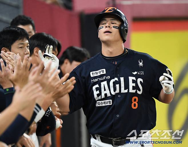 18일 광주 기아챔피언스필드에서 열린 한화-KIA전. 4회초 2사 노시환이 솔로포를 친 후 환영받고 있다. 광주=정재근 기자 cjg@sportschosun.com/2025.9.18/