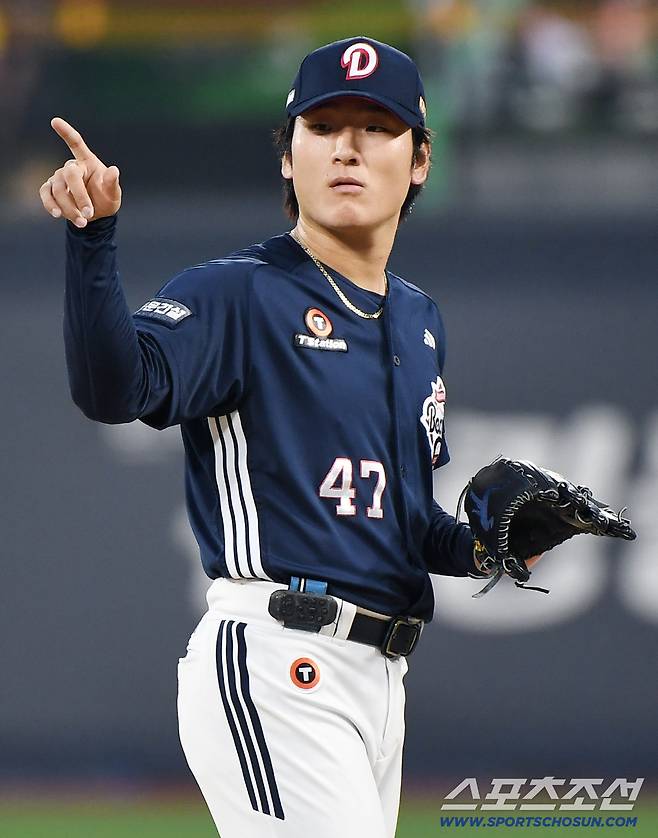 9일 수원 KT위즈파크에서 열린 두산-KT전. 1회말 1사 1루 안현민의 유격수 병살타 때 1루심이 세이프를 선언하자 곽빈이 비디오판독을 요청하고 있다. 수원=정재근 기자 cjg@sportschosun.com/2025.9.9/