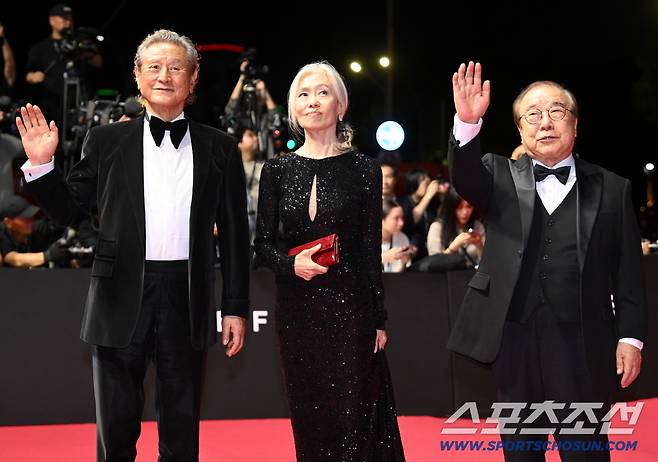 17일 부산 영화의전당에서 열린 제30회 부산국제영화제 개막식 레드카펫, 박근형, 예수정, 장용이 포즈를 취하고 있다. 부산=허상욱 기자wook@sportschosun.com/2025.09.17/