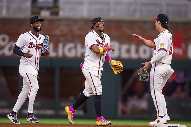 애틀랜타 브레이브스 김하성이 23일(한국시각) 트루이스트파크에서 열린 워싱턴 내셔널스전 승리 후 주릭슨 프로파, 로날드 아쿠냐 주니어와 세리머니를 하고 있다. Imagn Images연합뉴스