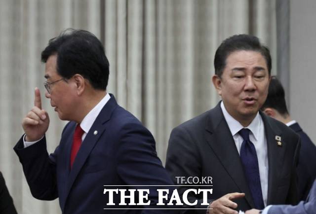 이재명 대통령과 여야 대표가 구성에 합의한 민생경제협의체는 첫발도 내딛지 못하고 있다. 사진은 김병기(오른쪽) 더불어민주당 원내대표와 송언석 국민의힘 원내대표가 22일 오후 서울 여의도 국회에서 열린 국회운영위원회 전체회의에서 악수한 뒤 이동하는 모습. /뉴시스