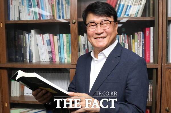 오석진 전 대전시교육청 교육국장이 22일 <더팩트>와 인터뷰를 진행한 후 기념 촬영을 하고 있다. /정예준 기자