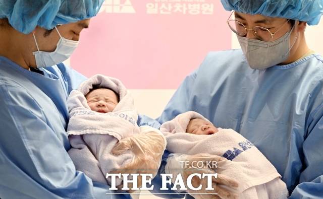 23일 전국 77개 시군구에 분만실이 없는 것으로 나타났다. 수가 인상 등 재정 투입만으로 한계가 있다며 공공산부인과 설립 대책이 필요하다는 의견이 국회에서 나왔다. 사진은 2025년 1월 1일 일산차병원에 태어난 니케(태명)와 꼬물이(태명). /임영무 기자