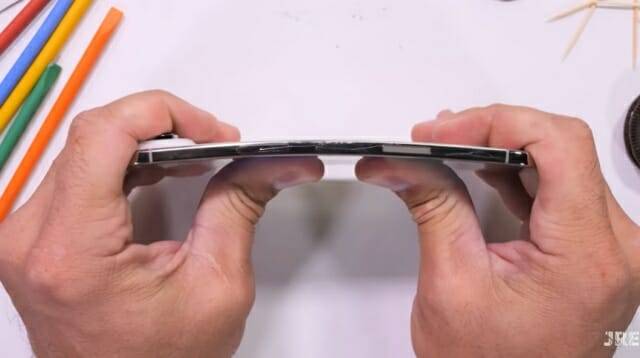 아이폰 에어의 내구성 테스트 영상이 공개돼 주목되고 있다. (출처=유튜브 @제리릭에브리띵)