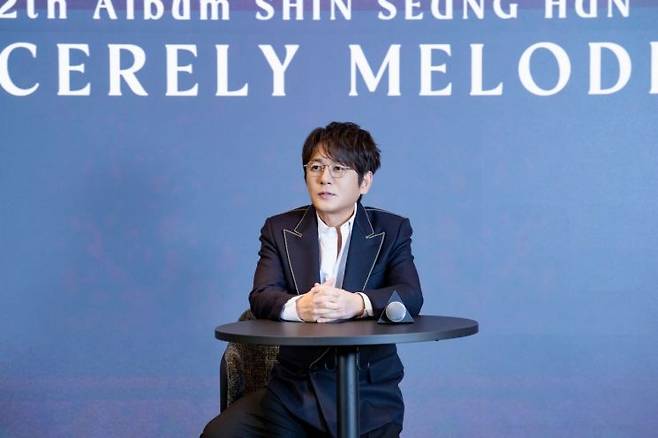 가수 신승훈이 22일 서울 강남구 한 호텔에서 열린 데뷔 35주년 기념 앨범 발매 기자간담회에서 기자의 질문을 듣고 있다. 도로시컴퍼니 제공