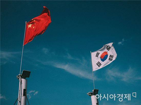 중국 오성홍기(왼쪽)와 태극기.