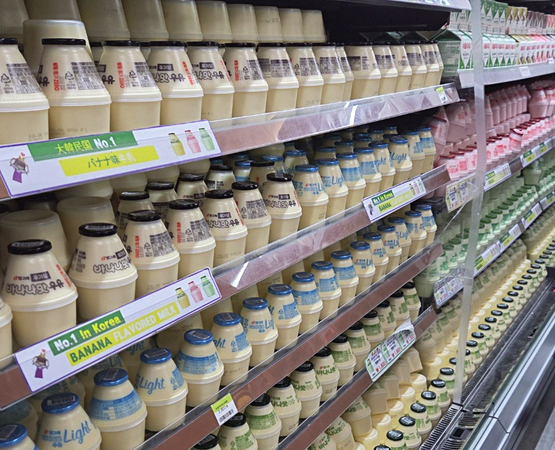 22일 CU 인천국제공항5호점 진열대 5개층을 가득 채운 바나나맛우유 등 빙그레의 일명 '단지 우유'. CU