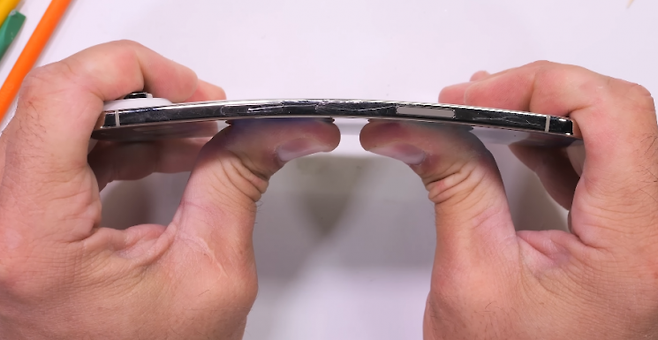 내구성 테스트에서 화면에 금이 간 이후에도 기기가 정상적으로 작동했다. 유튜브 채널 'JerryRigEverything'