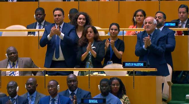 22일 팔레스타인 자치정부 관계자들이 에마눼일 마크롱 프랑스 대통령 연설 도중 일어서서 박수 치고 있다./유엔