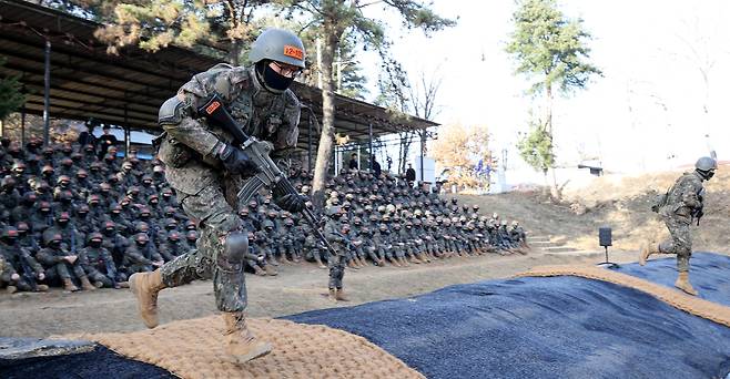 7일 충남 논산 육군훈련소 각개전투훈련장에서 훈련병들이 훈련을 받고 있다. /뉴스1