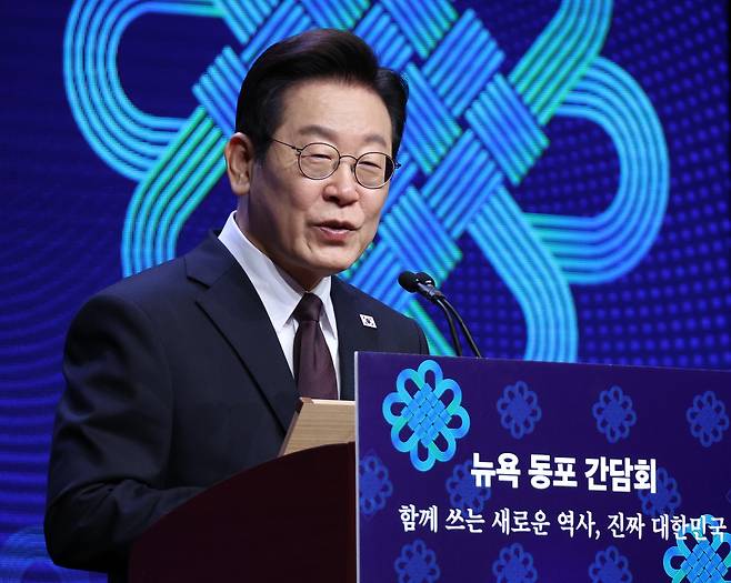 이재명 대통령이 22일(현지 시간) 미국 뉴욕의 한 호텔에서 열린 동포 간담회에서 인사말을 하고 있다. /뉴시스