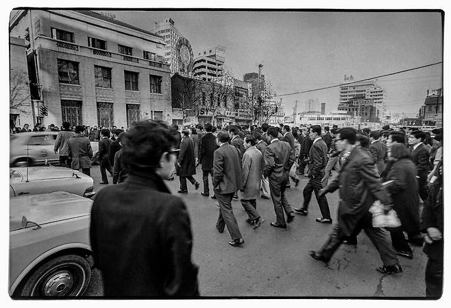 한해의 마지막 날, 다음날인 새해와 비교 하기 위해 촬영했다.  서울시 중구 을지로 입구 1973년 12월 31일 ©강운구