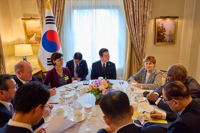 유엔총회 참석차 미국을 방문한 이재명 대통령이 22일(현지 시각) 뉴욕에서 미 상원 외교위 및 하원 외무위 소속 의원 등을 접견하고 있다./연합뉴스