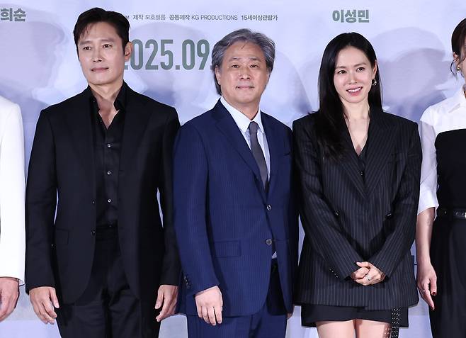 박찬욱 감독과 출연 배우들이 22일 오후 서울 용산구 CGV 용산에서 열린 영화 '어쩔수가없다' 기자간담회에서 배우 이병헌, 손예진과 함께 포즈를 취하고 있다. /뉴스1
