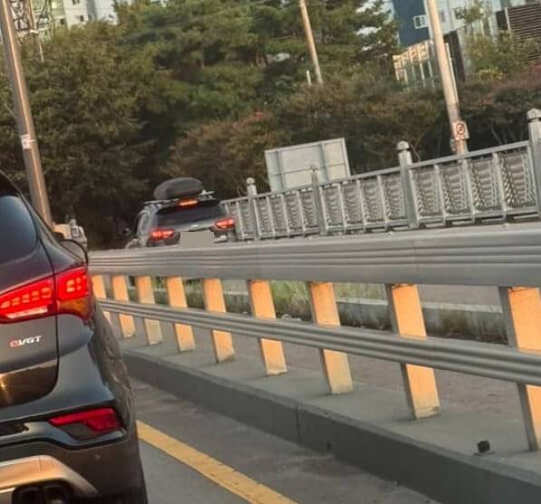 한 SUV 차량이 교량 인도를 달리고 있다. /'보배드림' 인스타그램